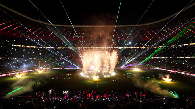 FC Bayern München feiert mit Lasershow und Feuerwerk