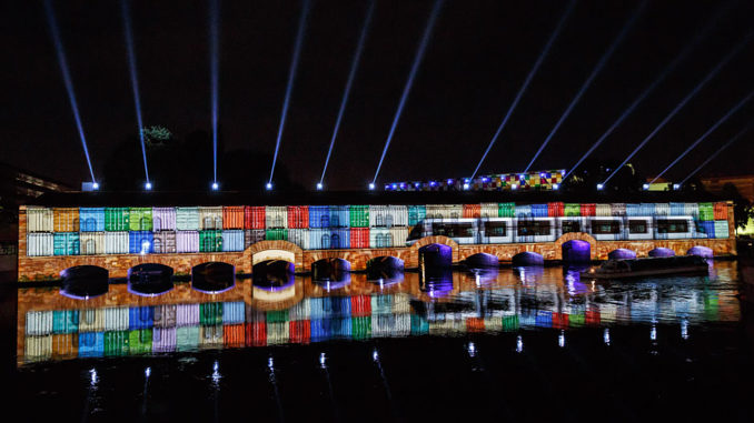 Großartige Lichtspiele am Wasser beim Sommerfestival 2014 in Straßburg