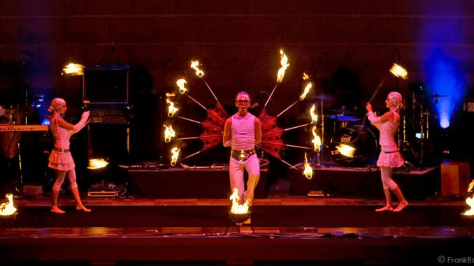 Feuershow der firedancer im Rahmen der "World of Events"