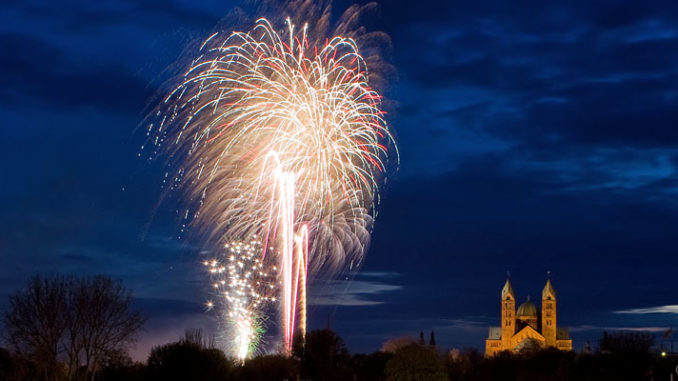 Feuerwerk zur Frühjahrsmesse in Speyer