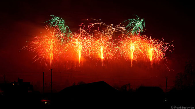 Mega-Feuerwerk bei Sonnwendfeier in Oensingen