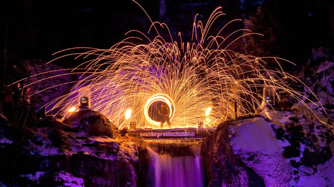 Feuershow Blazing Waterfalls beim Triberger Weihnachtszauber