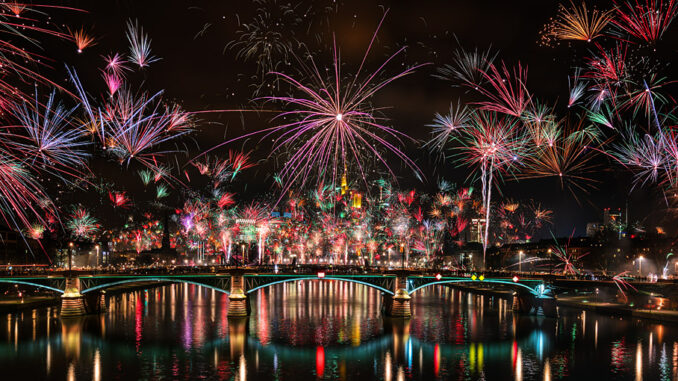 Feuerwerk Silvester Frankfurt Skyline 2019-2020