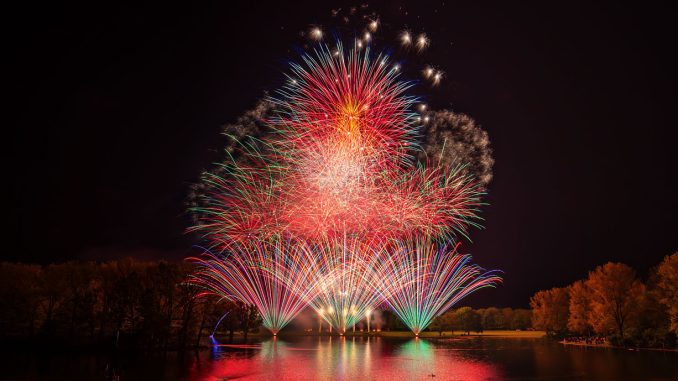 2023-05-06-Rhein-in-Flammen-Bonn Feuerwerk bei Rhein in Flammen 2023 in Bonn