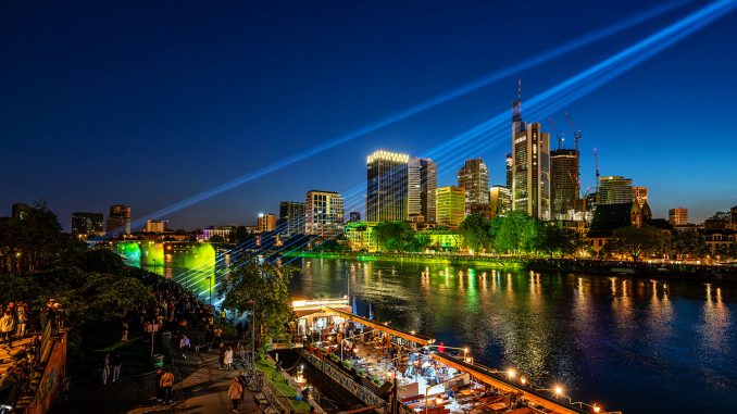 Lichshow Frankfurt Demokratie Skyline