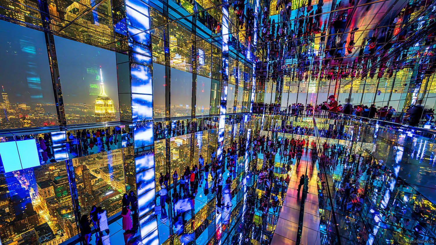 Spiegelwelt in der 360-Grad Aussichtsplattform SUMMIT in New York City