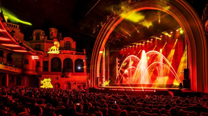 Weihnachtsshow "La Féerie des Eaux" 2023 im Pariser Kino LE GRAND REX