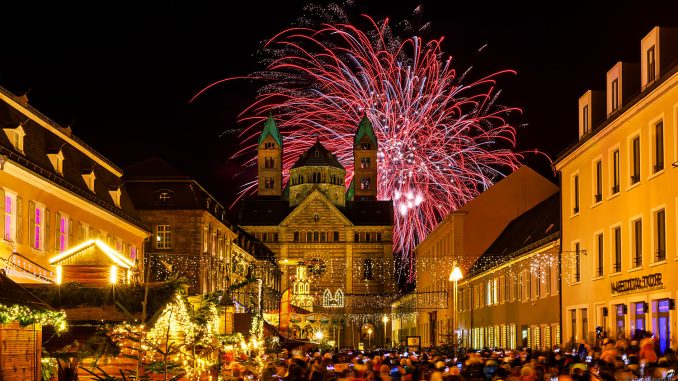 Feuerwerk über dem Dom zu Speyer beim Weihnachtsmarkt 2023 Feuerwerk Speyer Dom Weihnachtsmarkt 2023