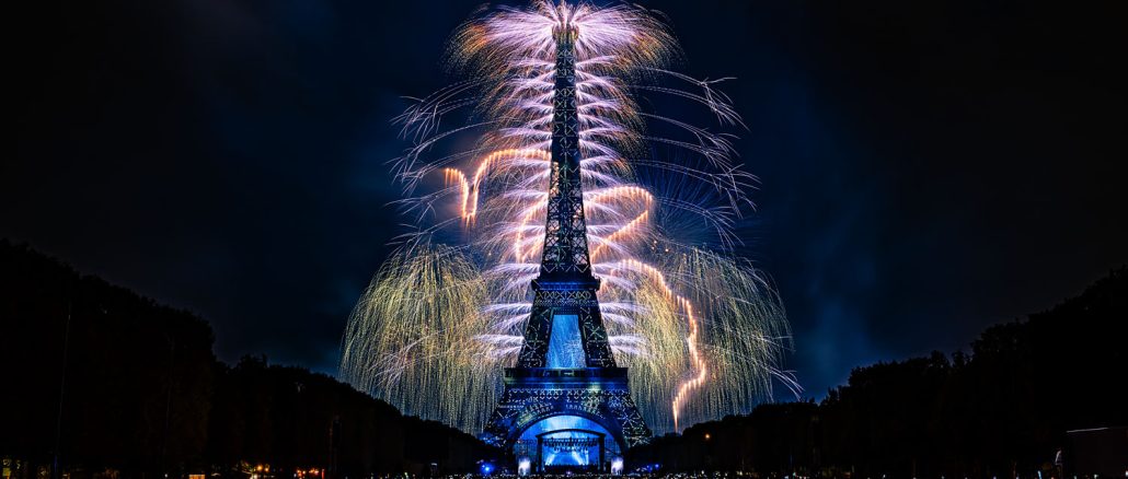 Phänomenales Feuerwerk und über 1000 Drohnen am Pariser Eiffelturm