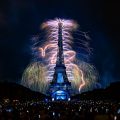 Phänomenales Feuerwerk und über 1000 Drohnen am Pariser Eiffelturm
