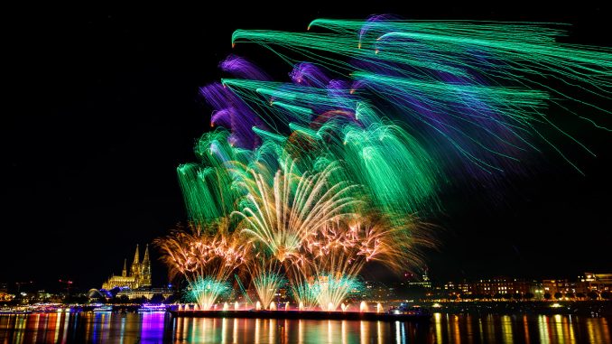 Kölner Lichter feiern ihr Comeback mit spektakulärem Feuerwerk Kölner Lichter feiern mit Phönix-Projekt Feuerwerksshow ihr Comeback