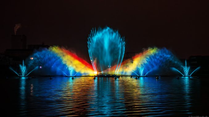 Farbenprächtige Wassershow beim 50 Jahre Jubiläum von CroisiEurope in Straßburg