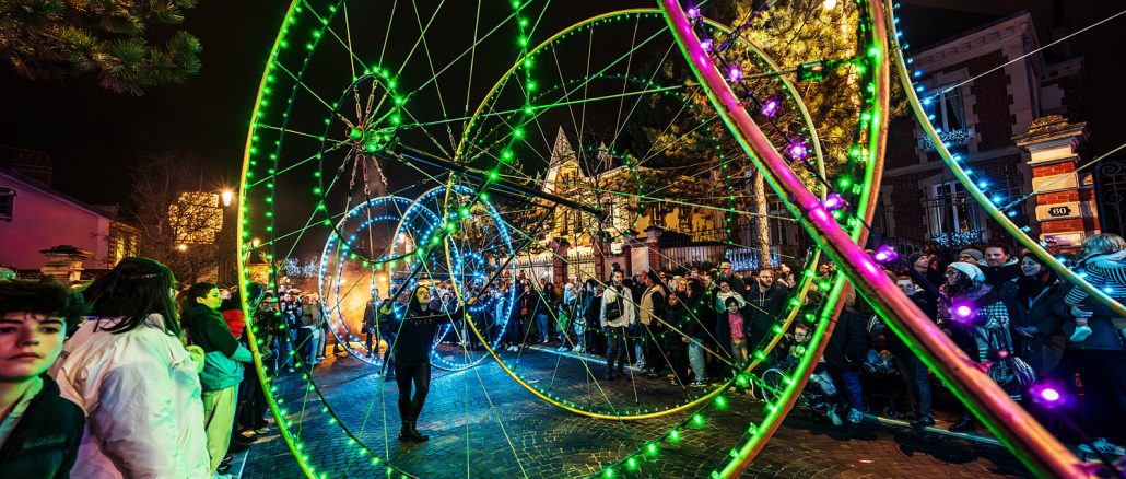 Spektakuläre Straßentheater-Paraden bei den Habits de Lumière 2025 in Épernay