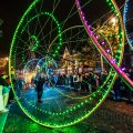 Spektakuläre Straßentheater-Paraden bei den Habits de Lumière 2025 in Épernay