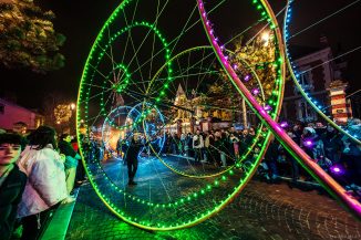 Spektakuläre Straßentheater-Paraden bei den Habits de Lumière 2025 in Épernay