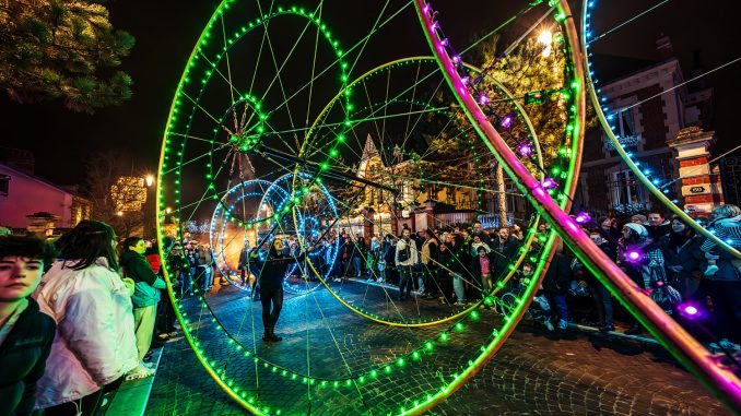 Spektakuläre Straßentheater-Paraden bei den Habits de Lumière 2025 in Épernay