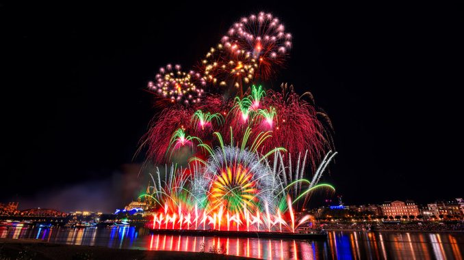 Kölner Lichter: Drohnenshow und Feuerwerk über dem Rhein