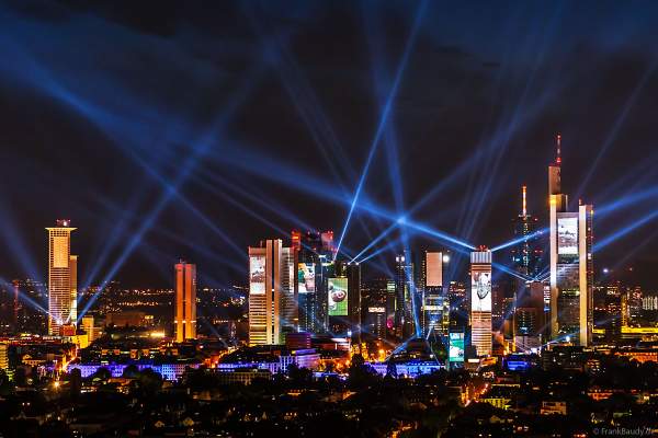 Lichtshow SkyArena an der Frankfurter Skyline beim Pre-Opening der FIFA-Fußball-Weltmeisterschaft 2006 in Deutschland