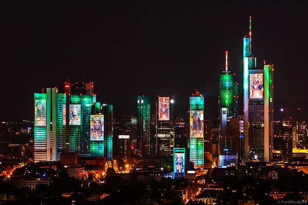Projektion I Love The World von Marie-Jo Lafontaine bei der Lichtshow SkyArena an der Frankfurter Skyline beim Pre-Opening der FIFA-Fußball-Weltmeisterschaft 2006 in Deutschland