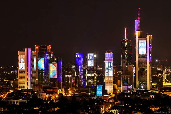 Projektion I Love The World von Marie-Jo Lafontaine bei der Lichtshow SkyArena an der Frankfurter Skyline beim Pre-Opening der FIFA-Fußball-Weltmeisterschaft 2006 in Deutschland
