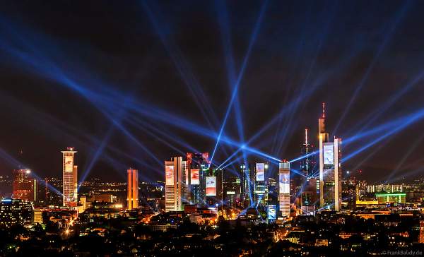 Lichtshow SkyArena an der Frankfurter Skyline beim Pre-Opening der FIFA-Fußball-Weltmeisterschaft 2006 in Deutschland