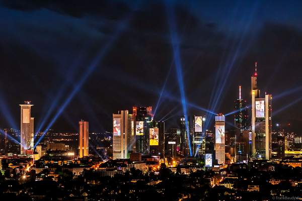 Lichtshow SkyArena an der Frankfurter Skyline beim Pre-Opening der FIFA-Fußball-Weltmeisterschaft 2006 in Deutschland