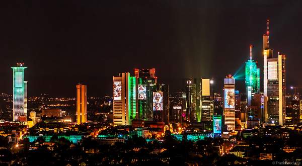 Lichtshow SkyArena an der Frankfurter Skyline beim Pre-Opening der FIFA-Fußball-Weltmeisterschaft 2006 in Deutschland