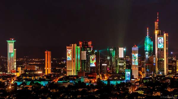 Lichtshow SkyArena an der Frankfurter Skyline beim Pre-Opening der FIFA-Fußball-Weltmeisterschaft 2006 in Deutschland