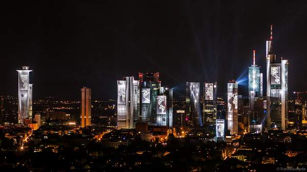 Lichtshow SkyArena an der Frankfurter Skyline beim Pre-Opening der FIFA-Fußball-Weltmeisterschaft 2006 in Deutschland