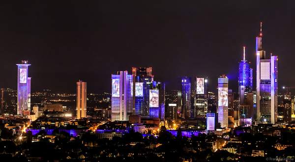 Lichtshow SkyArena an der Frankfurter Skyline beim Pre-Opening der FIFA-Fußball-Weltmeisterschaft 2006 in Deutschland