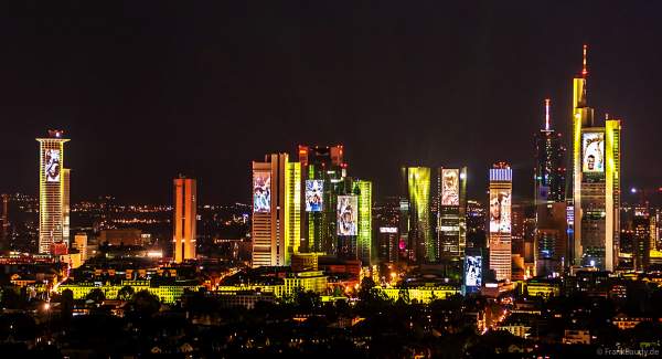 Lichtshow SkyArena an der Frankfurter Skyline beim Pre-Opening der FIFA-Fußball-Weltmeisterschaft 2006 in Deutschland