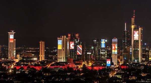 Lichtshow SkyArena an der Frankfurter Skyline beim Pre-Opening der FIFA-Fußball-Weltmeisterschaft 2006 in Deutschland