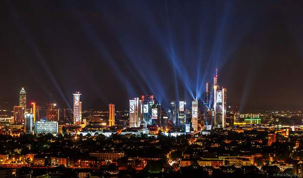 Projektion I Love The World von Marie-Jo Lafontaine bei der Lichtshow SkyArena an der Frankfurter Skyline beim Pre-Opening der FIFA-Fußball-Weltmeisterschaft 2006 in Deutschland