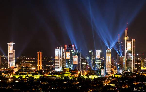 Projektion I Love The World von Marie-Jo Lafontaine bei der Lichtshow SkyArena an der Frankfurter Skyline beim Pre-Opening der FIFA-Fußball-Weltmeisterschaft 2006 in Deutschland