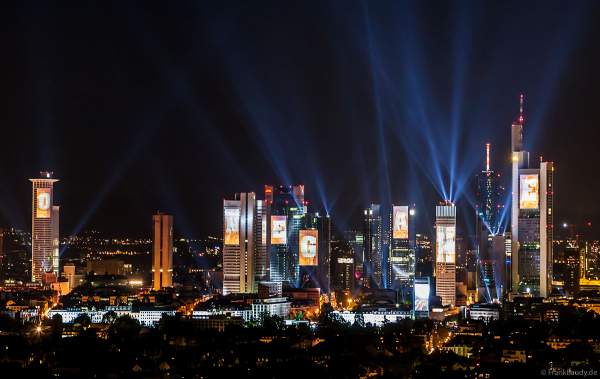 Projektion I Love The World von Marie-Jo Lafontaine bei der Lichtshow SkyArena an der Frankfurter Skyline beim Pre-Opening der FIFA-Fußball-Weltmeisterschaft 2006 in Deutschland