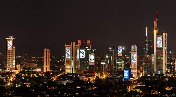 Projektion I Love The World von Marie-Jo Lafontaine bei der Lichtshow SkyArena an der Frankfurter Skyline beim Pre-Opening der FIFA-Fußball-Weltmeisterschaft 2006 in Deutschland