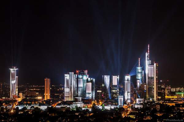 Lichtshow SkyArena an der Frankfurter Skyline beim Pre-Opening der FIFA-Fußball-Weltmeisterschaft 2006 in Deutschland