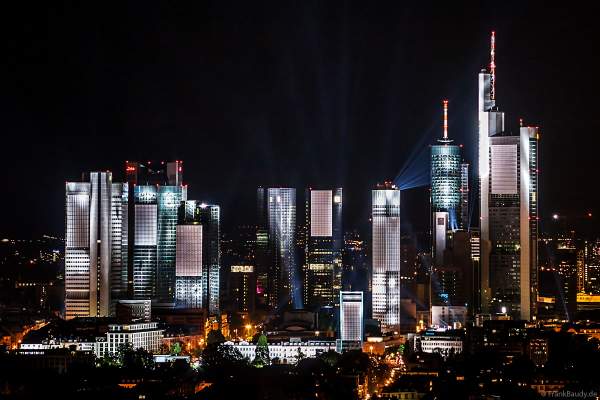 Lichtshow SkyArena an der Frankfurter Skyline beim Pre-Opening der FIFA-Fußball-Weltmeisterschaft 2006 in Deutschland