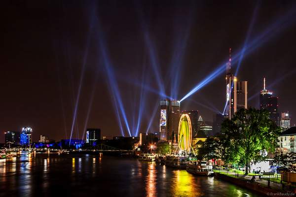 Lichtshow SkyArena an der Frankfurter Skyline beim Pre-Opening der FIFA-Fußball-Weltmeisterschaft 2006 in Deutschland