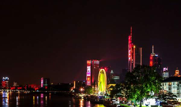 Lichtshow SkyArena an der Frankfurter Skyline beim Pre-Opening der FIFA-Fußball-Weltmeisterschaft 2006 in Deutschland