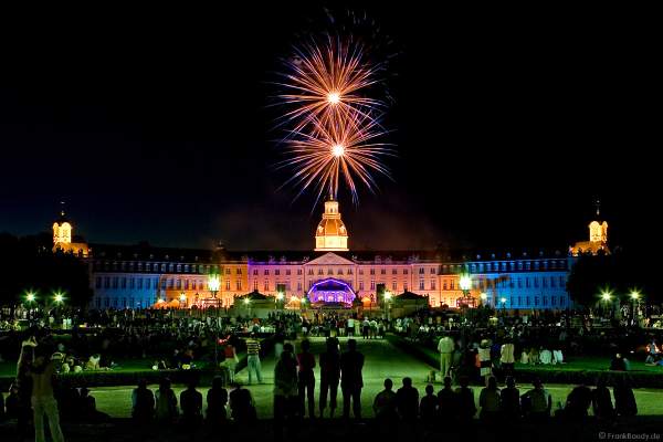 Großes Höhenfeuerwerk bei Schloss in Flammen in Karlsruhe