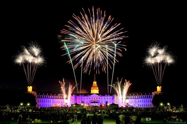 Großes Höhenfeuerwerk bei Schloss in Flammen in Karlsruhe