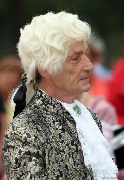 Zum Lichtfest im Schwetzinger Schloss erschienen zahlreichere Gäste in opulenten, barocken Kostümen.