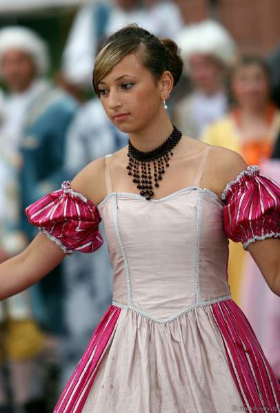 Zum Lichtfest im Schwetzinger Schloss erschienen zahlreichere Gäste in opulenten, barocken Kostümen.