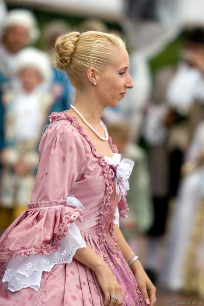 Zum Lichtfest im Schwetzinger Schloss erschienen zahlreichere Gäste in opulenten, barocken Kostümen.