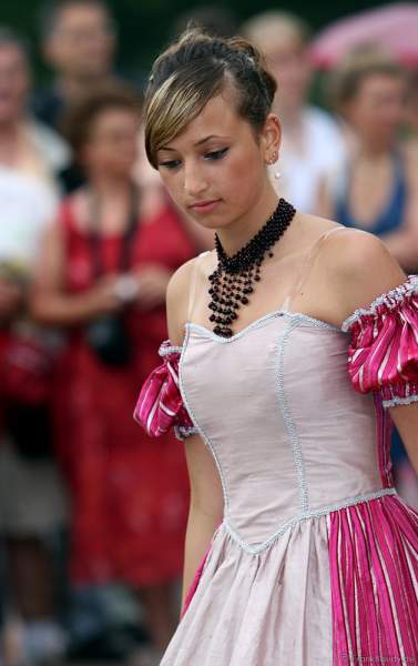 Zum Lichtfest im Schwetzinger Schloss erschienen zahlreichere Gäste in opulenten, barocken Kostümen.