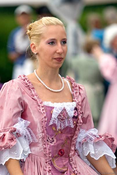 Zum Lichtfest im Schwetzinger Schloss erschienen zahlreichere Gäste in opulenten, barocken Kostümen.