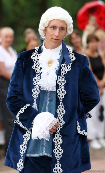Zum Lichtfest im Schwetzinger Schloss erschienen zahlreichere Gäste in opulenten, barocken Kostümen.
