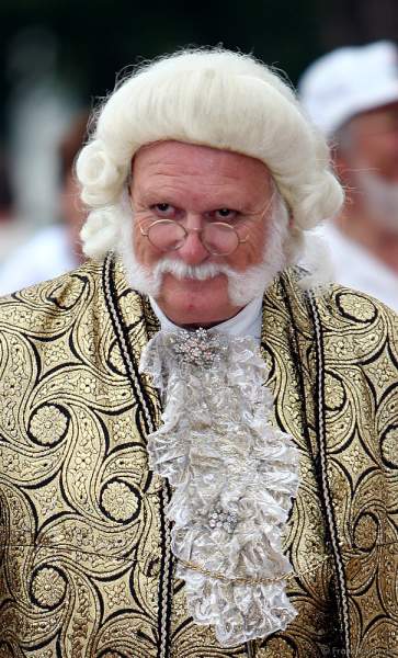 Zum Lichtfest im Schwetzinger Schloss erschienen zahlreichere Gäste in opulenten, barocken Kostümen.