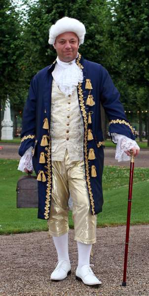 Zum Lichtfest im Schwetzinger Schloss erschienen zahlreichere Gäste in opulenten, barocken Kostümen.